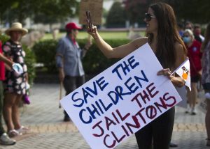 מפגינת Save the Children, אוגוסט 2020, צ'טנוגה, טנסי. צילום: טרוי סטולט, Chattanooga Times Free Press
