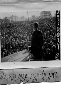 ראובן בריינין נואם לפני קהל בבית העם 1926.